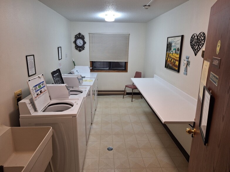 Building Photo - 341 Prairiewood Cir S