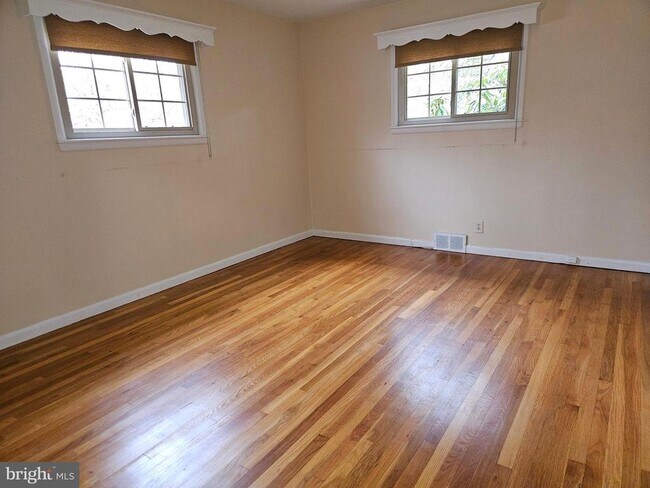 Building Photo - 56 Chapman Ave