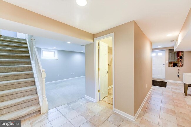 Building Photo - 6429 Maplewood Dr