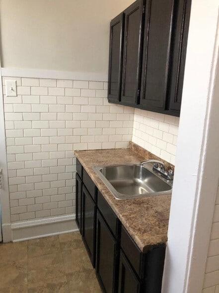 Building Photo - 6364 N Hermitage Ave