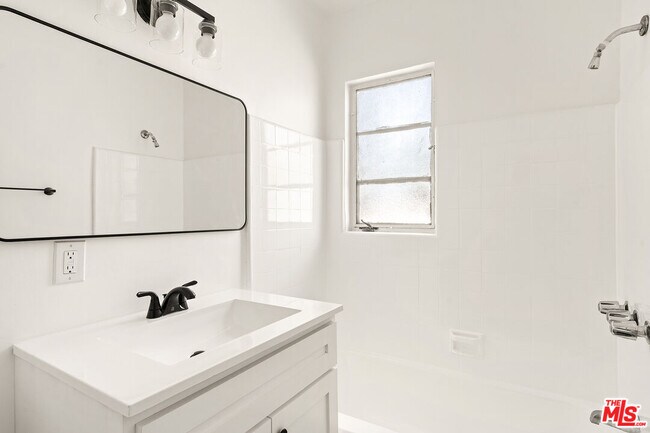 Building Photo - 9214 Beverly Blvd