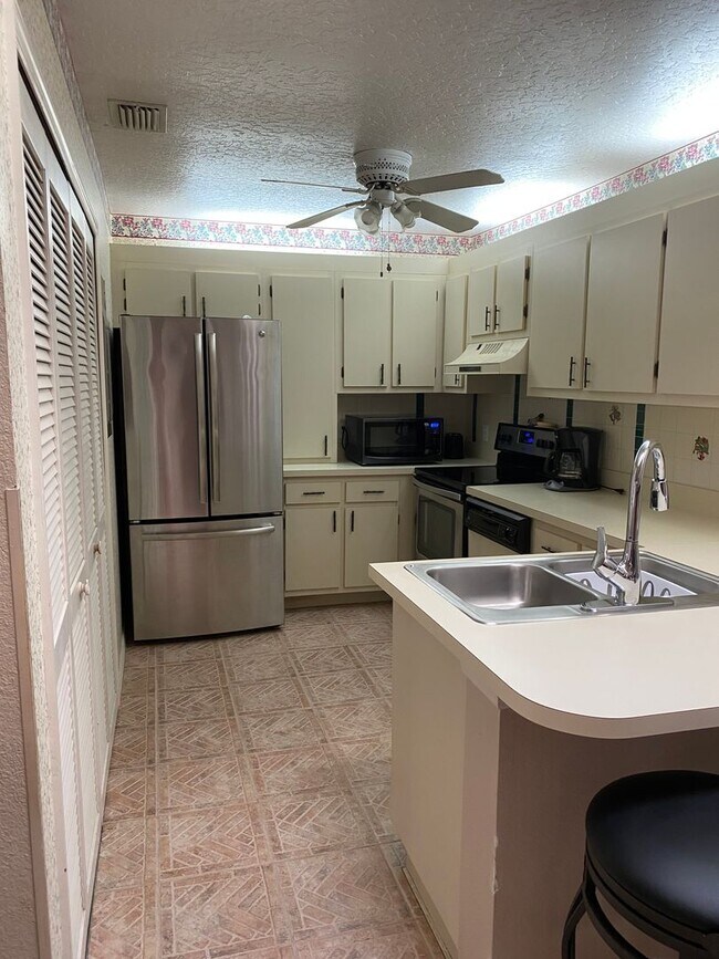 Building Photo - SPACIOUS, FIRST FLOOR CONDO WITH BIG FENCED IN PATIO IN THE LOVELY COMMUNITY OF QUAIL RIDGE!