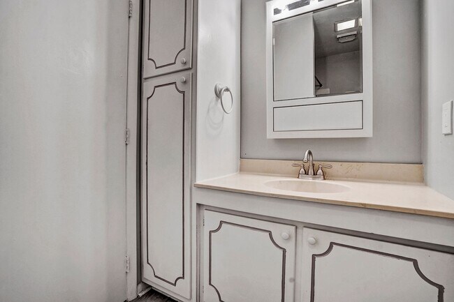 Building Photo - AVAILABLE NOW!! 2 Bedroom 2.5 Bathroom Townhome - Furnished!