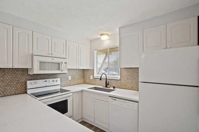 Building Photo - 1435 Silverpines Rd