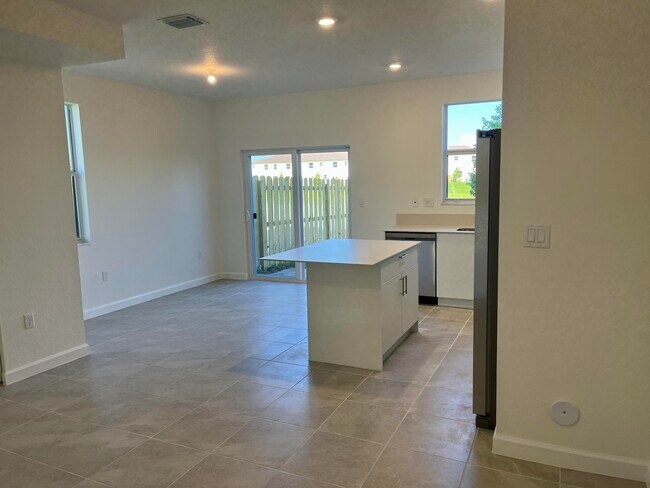 Building Photo - 2776 SE 26th Ave