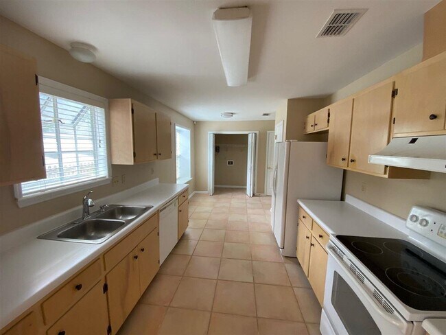 Building Photo - 2601 Cotuit Ln