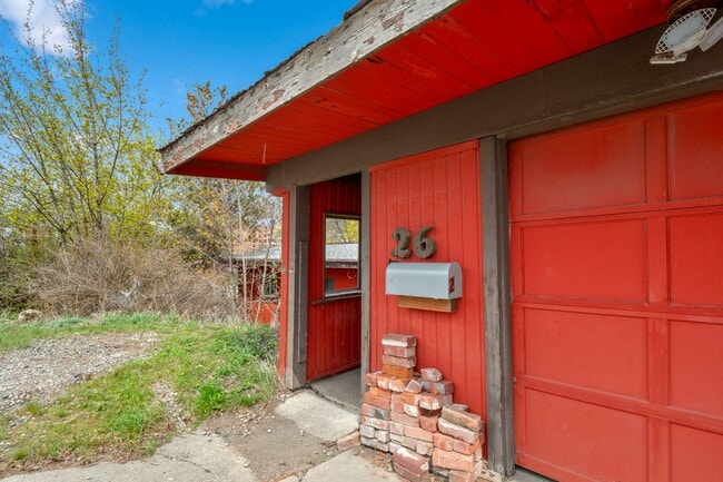 Building Photo - 4+ bed 2 bath available center of campus v...