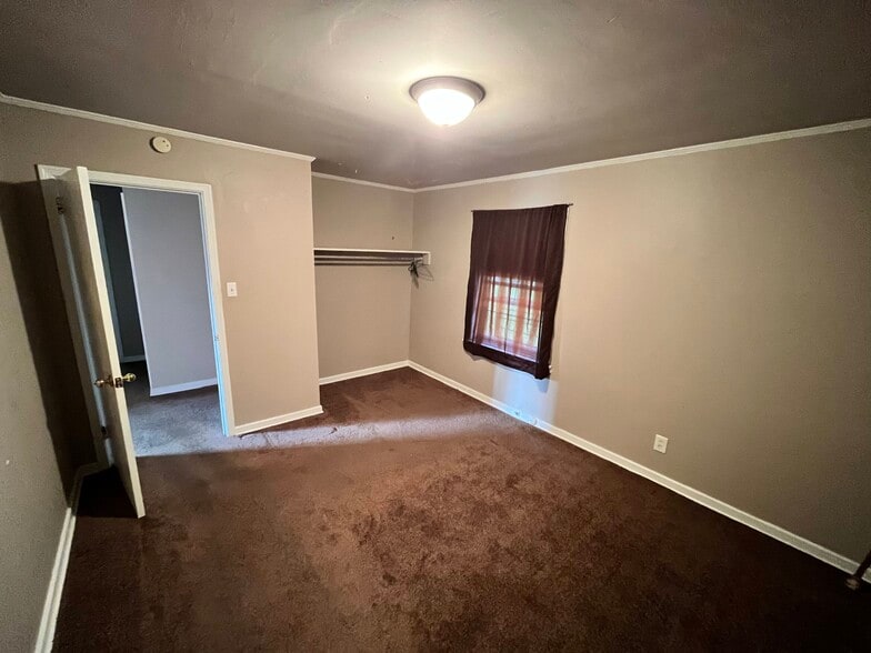 Building Photo - 1958 Kenny St