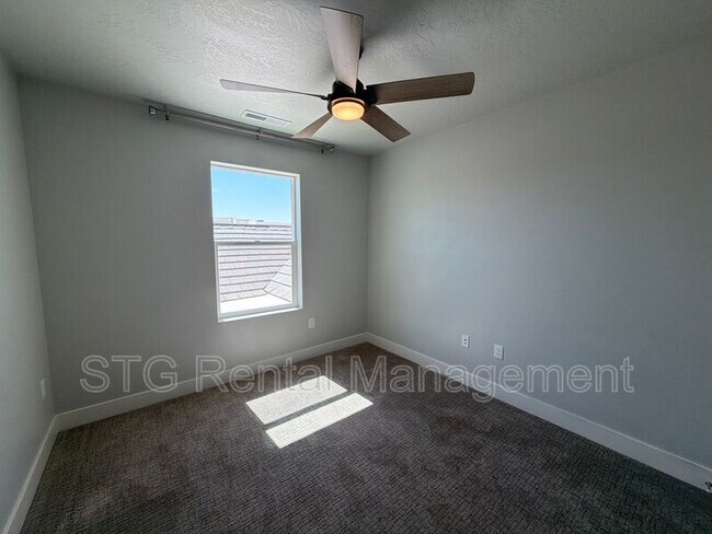 Building Photo - 644 Rosa Ln