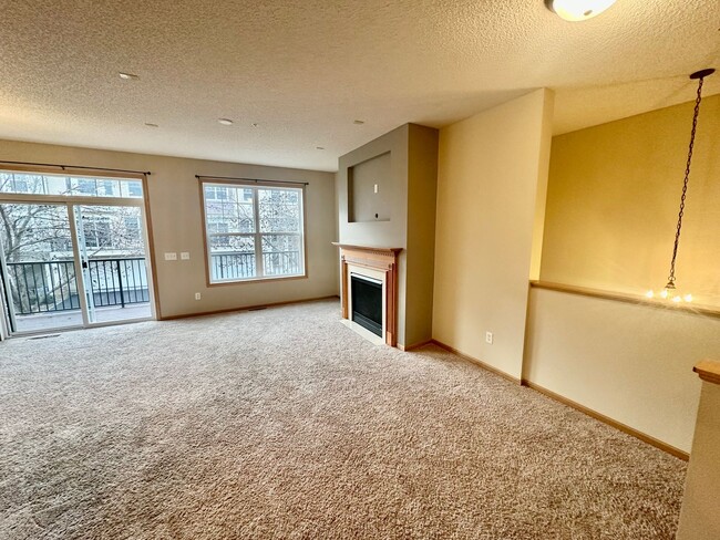 Building Photo - Large and Luxurious 2 Bedroom, 2.5 Bath To...