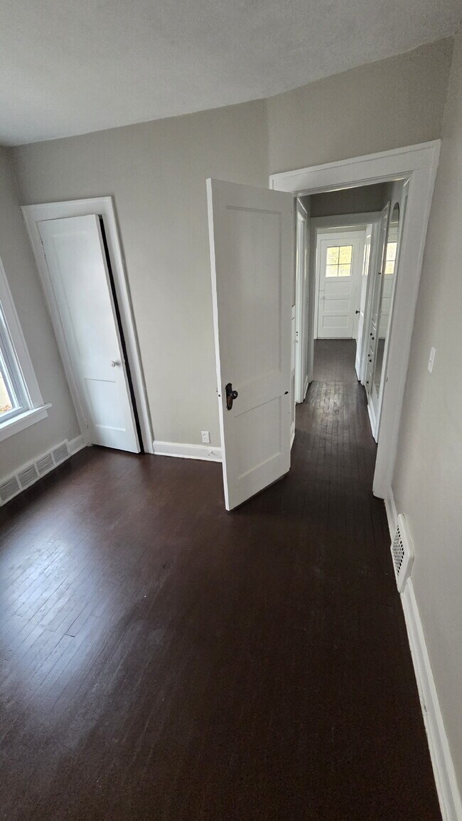 Building Photo - "COMING SOON: 2-Bedroom Duplex with 1026 Sq Ft in Cleveland!"