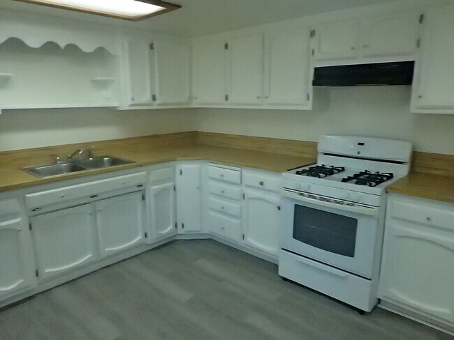 Building Photo - Cute 2bd 1 ba