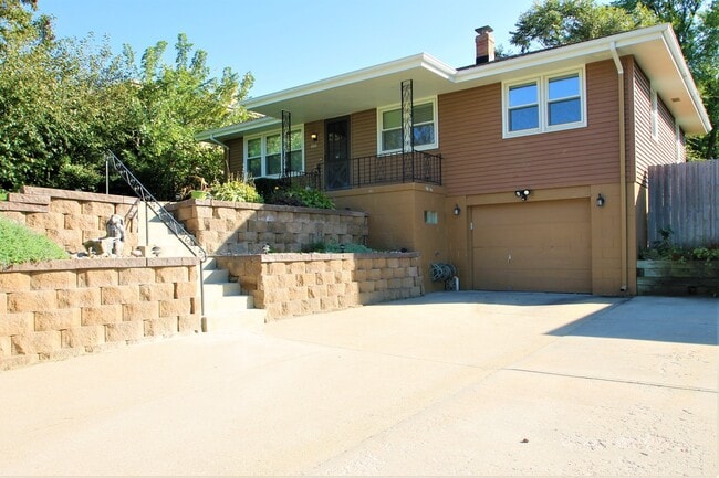 Primary Photo - Beautiful and Spacious 3 Bedroom / 2 Bath ...