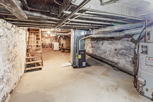Building Photo - 3 bedroom, 1 bath, newly renovated home in Little Italy