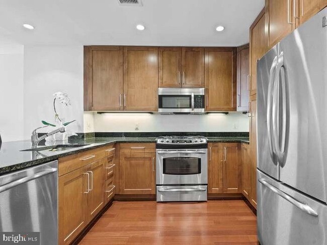 Building Photo - 8220 Crestwood Heights Dr