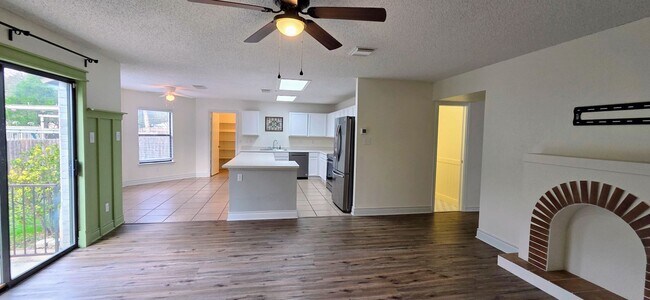 Building Photo - 3 BED/2.5 BATH IN LOVELY SCHERTZ! Less than 5 miles to Randolph AFB