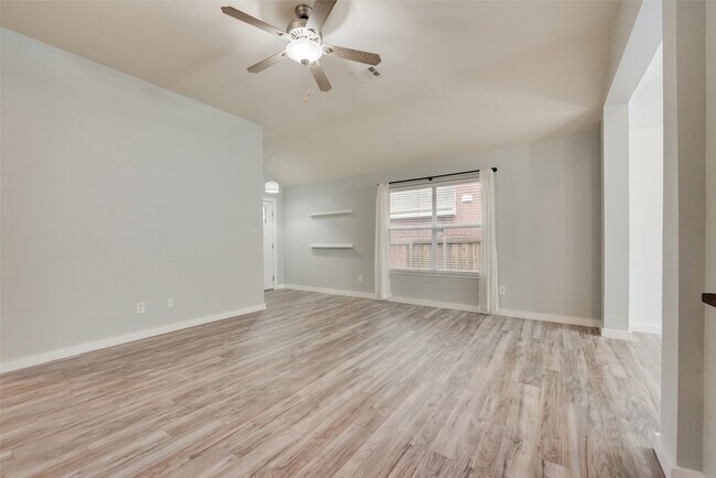 Building Photo - 9216 Newport Ln
