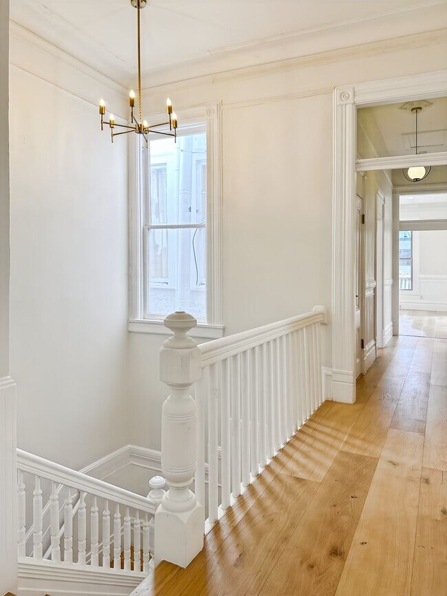 Building Photo - Top-Floor, Remodeled 5BR/2.5BA Victorian Flat, Pet Friendly, Steps from Alamo Square