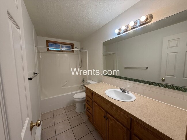 Building Photo - 11923-11925 Railroad Circle