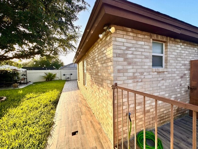 Building Photo - 1109 Sapphire St