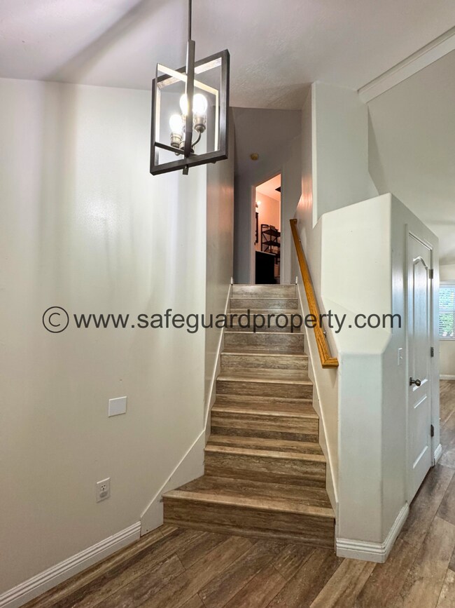 Building Photo - Welcoming Multi-Level Home for Rent in Wes...