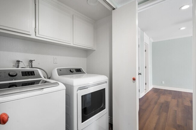 Building Photo - 2262 Martinique Ln