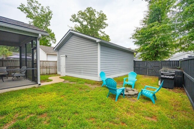 Building Photo - Impressive home in Oakfield loaded with up...
