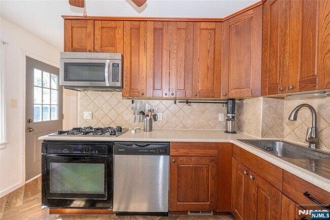 Building Photo - 16-15 Well Dr