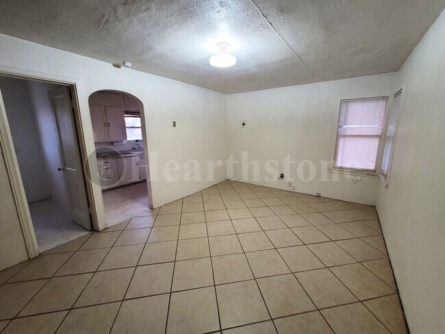 Building Photo - 1017 W 14th Ln