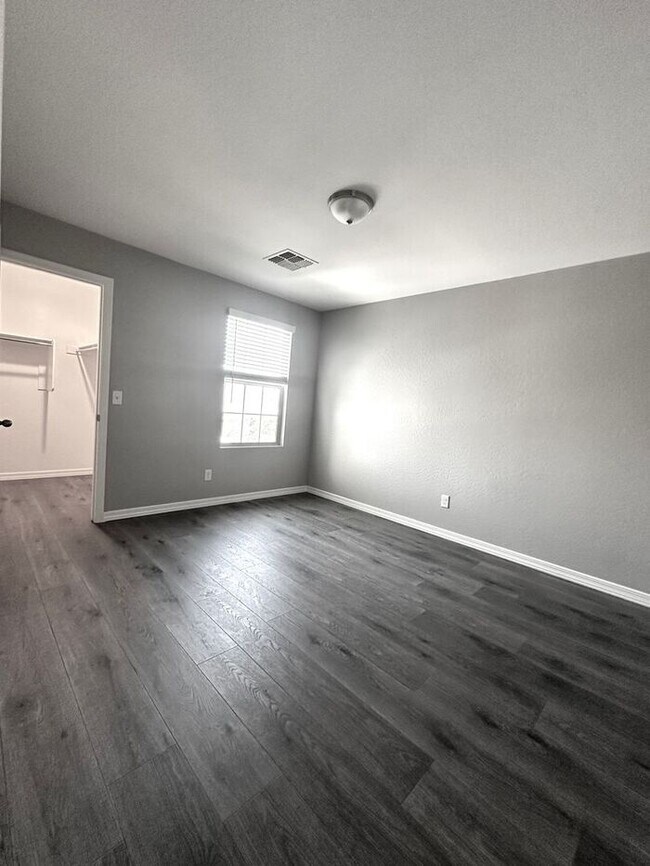 Building Photo - Mission Royal Resort Living Community! 5bd 3ba! Golf Course & Water Park!