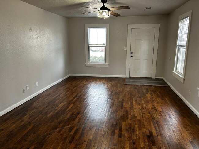 Building Photo - 2 Bedroom 1 Bath home available now for mo...