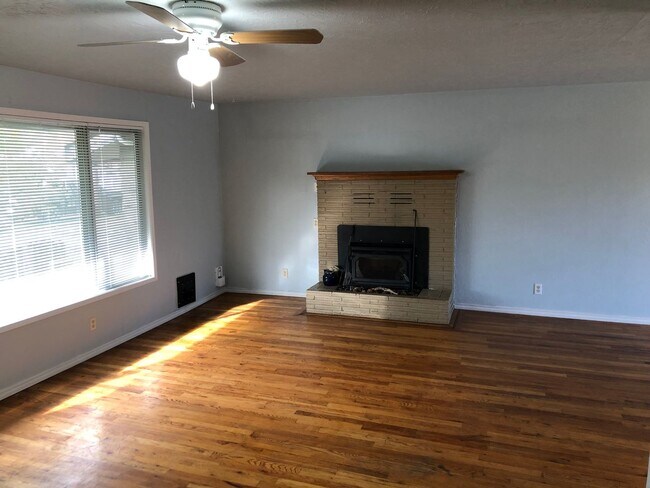 Building Photo - Updated 3 bedroom 1 1/2 bath home with a l...