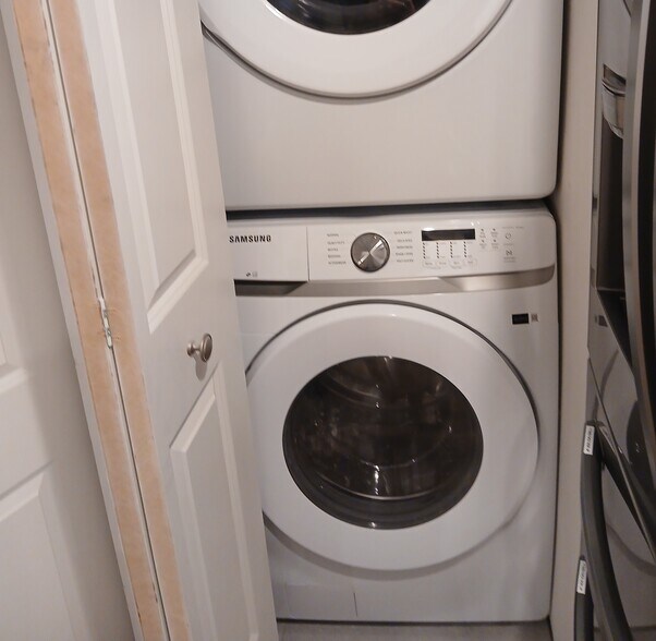 Building Photo - 2221 W Winnemac Ave