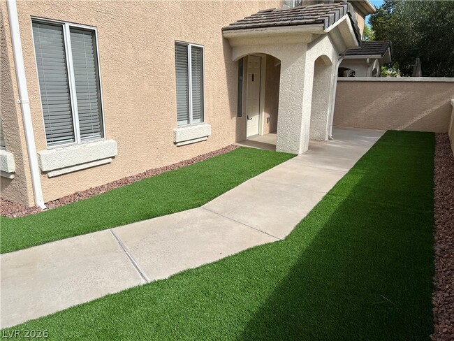 Building Photo - 910 Elegant Coral Ave