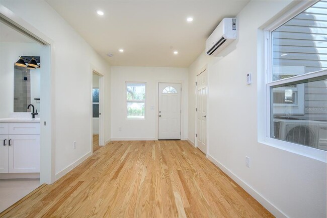 Building Photo - 1135 Drew St