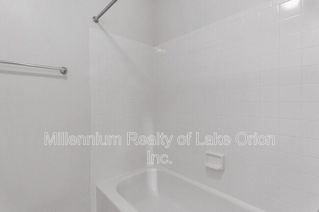 Building Photo - 5611 Drake Hollow Dr