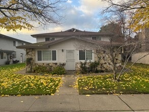 Building Photo - Nicely updated Mequon Condo