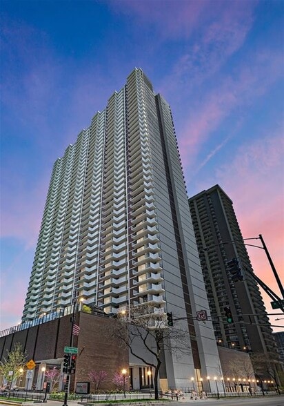 Building Photo - 6033 N Sheridan Rd