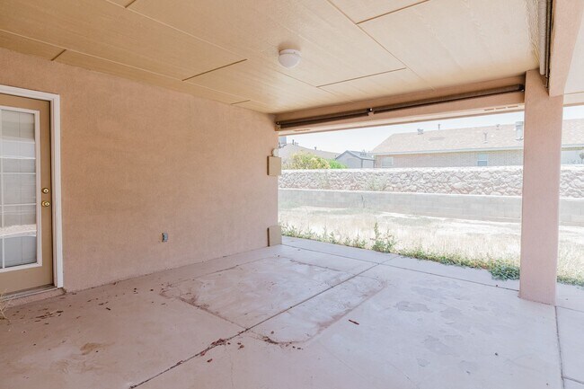 Building Photo - Spacious 4 Bedroom 2 Bath Home near Shopping