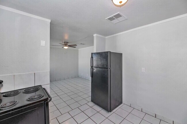 Building Photo - AFFORDABLE 2 BEDROOM HOME IN A CONVENIENT PHOENIX LOCATION OFFERING $250 GIFT CARD MOVE IN INCENTIVE