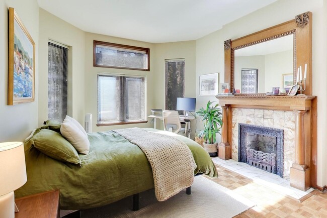 Building Photo - 922 W Fullerton Ave