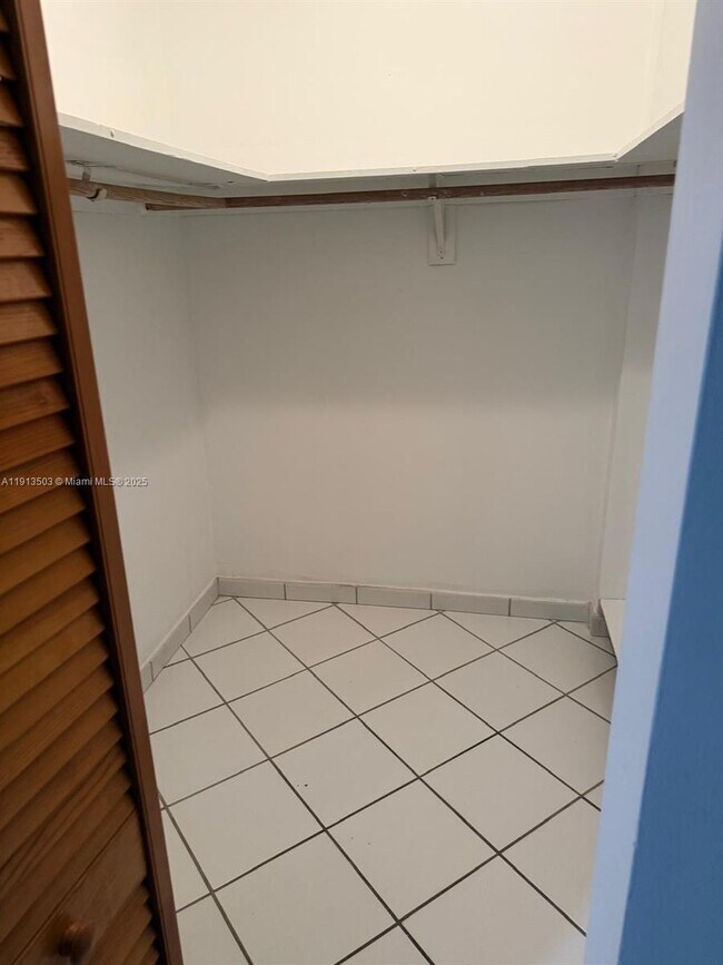 Building Photo - 1800 NW 24th Ave