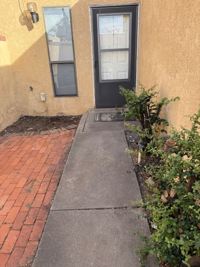 Building Photo - Beautiful 2 Bedroom 2 Bath Townhouse locat...