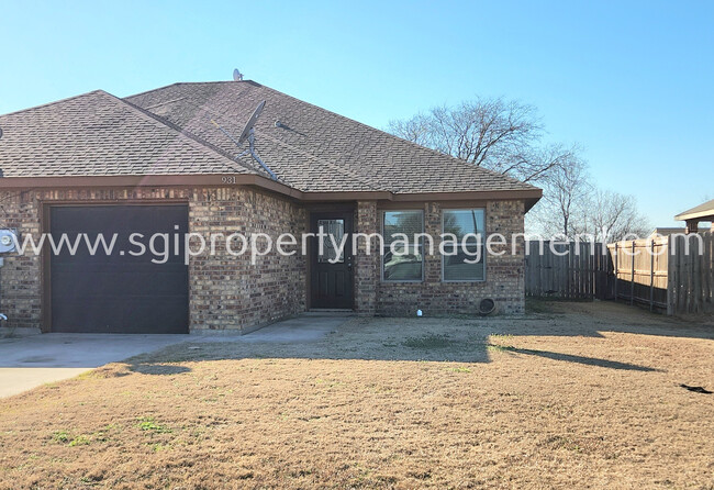 Building Photo - Fabulous half duplex