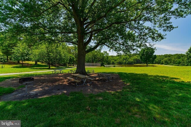 Building Photo - 6012 Westchester Park Dr