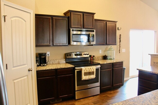 Building Photo - 6 Bed/3 Bath Rancher Close to to the North Side Hospitals