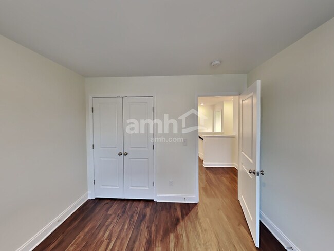Building Photo - 5231 Valor Dr