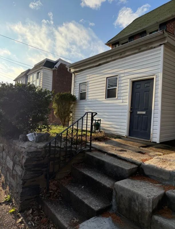 Building Photo - 216 E 24th St