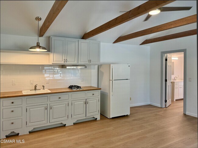 Building Photo - 1391 E Hillcrest Dr