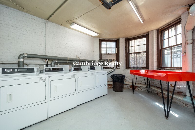 Building Photo - 5 Newport Rd